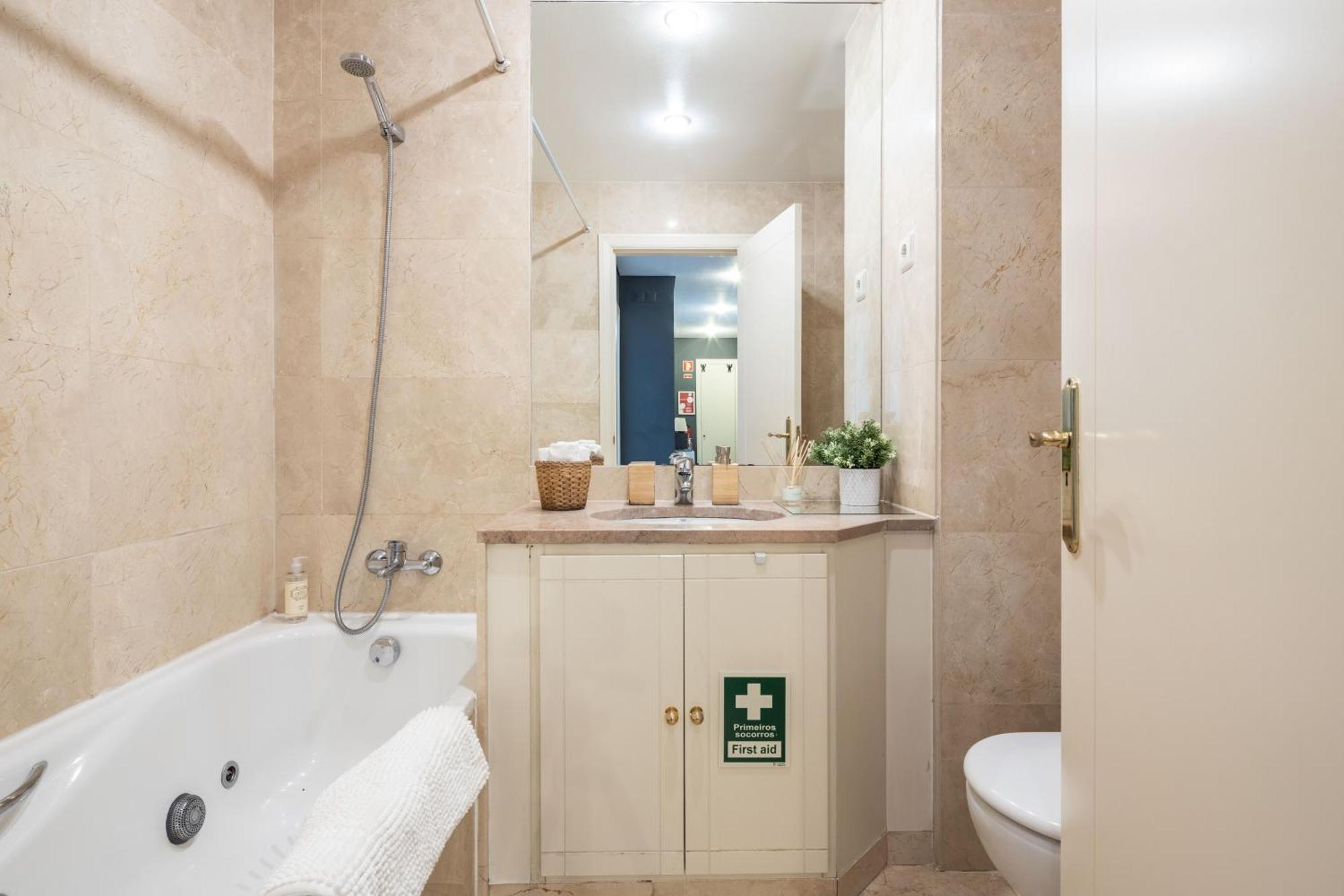 Relax Pool - Free Parking Garage Apartment Lisbon